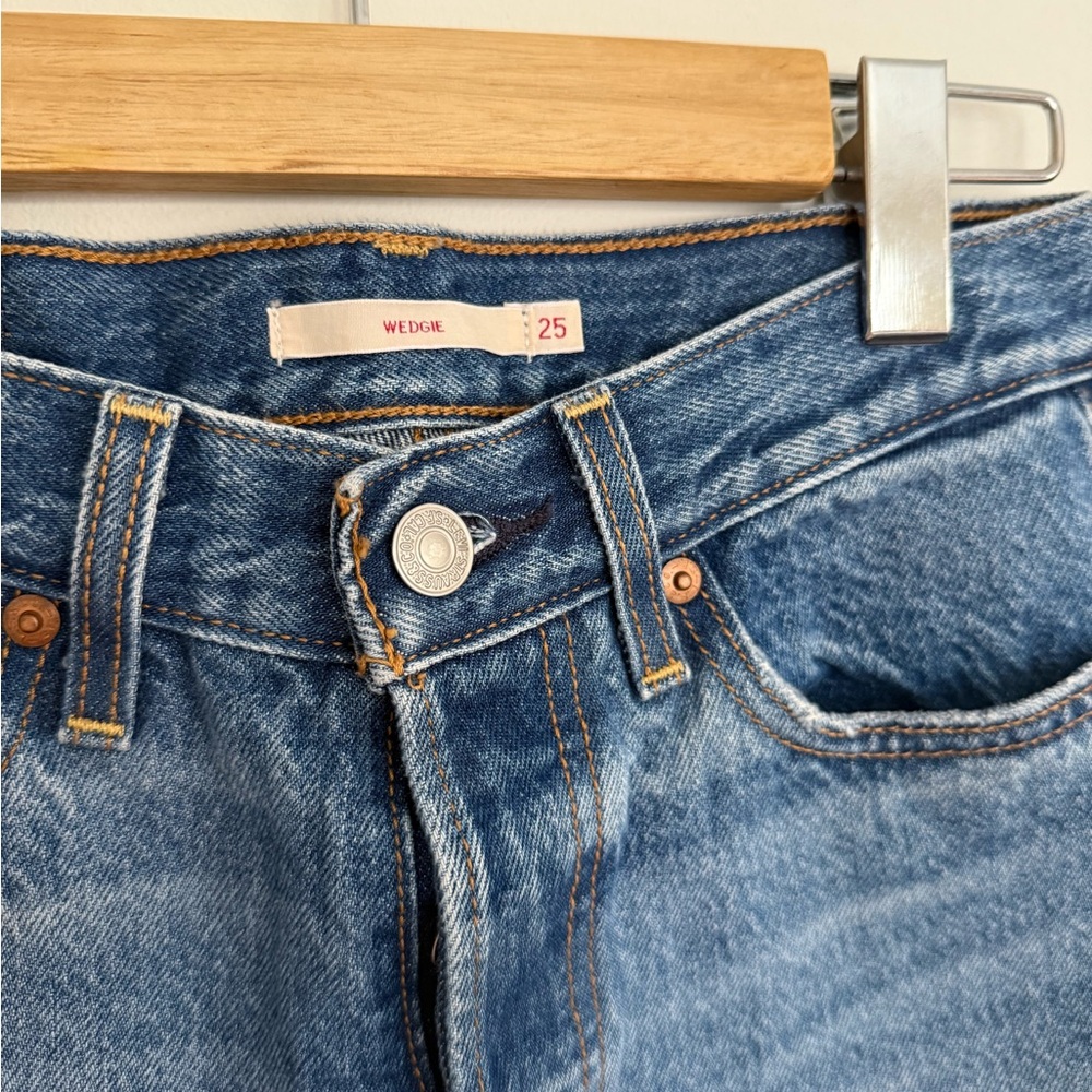 Levi’s Premium wedgie jeans with cottagecore vibe